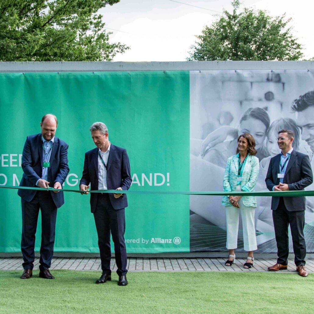 Eröffnung eines neuen Glasfaserprojekts von Unsere Grüne Glasfaser mit Vertretern und einer feierlichen Zeremonie.