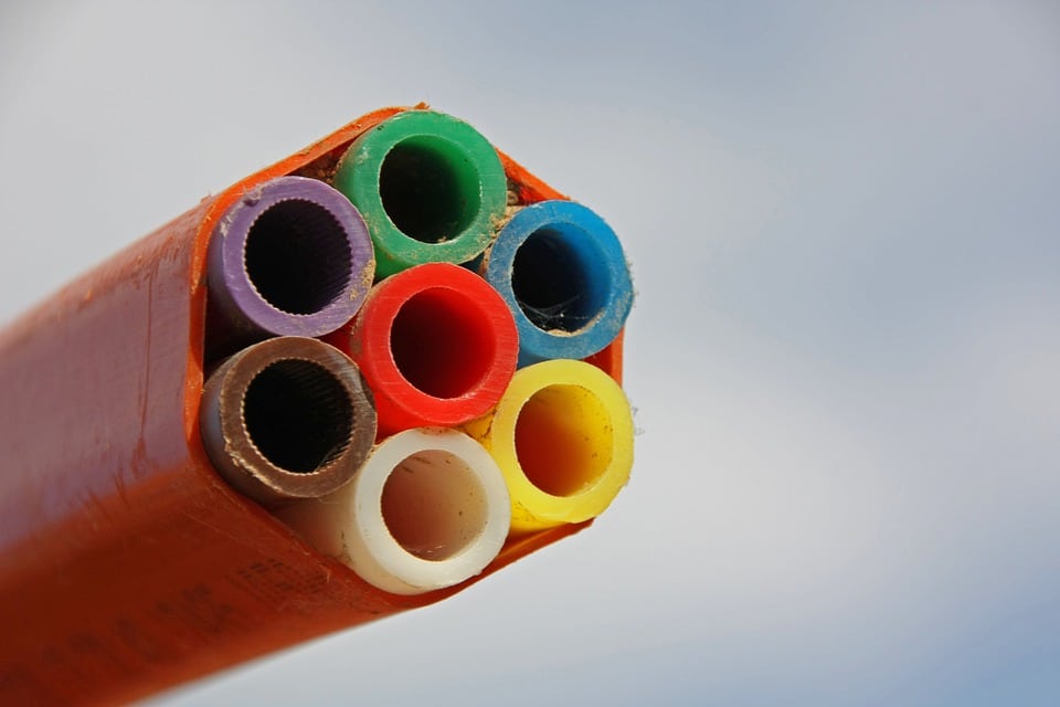 Farbige Glasfaserleitungen für moderne Internetverbindungen von Unsere Grüne Glasfaser im Einsatz.