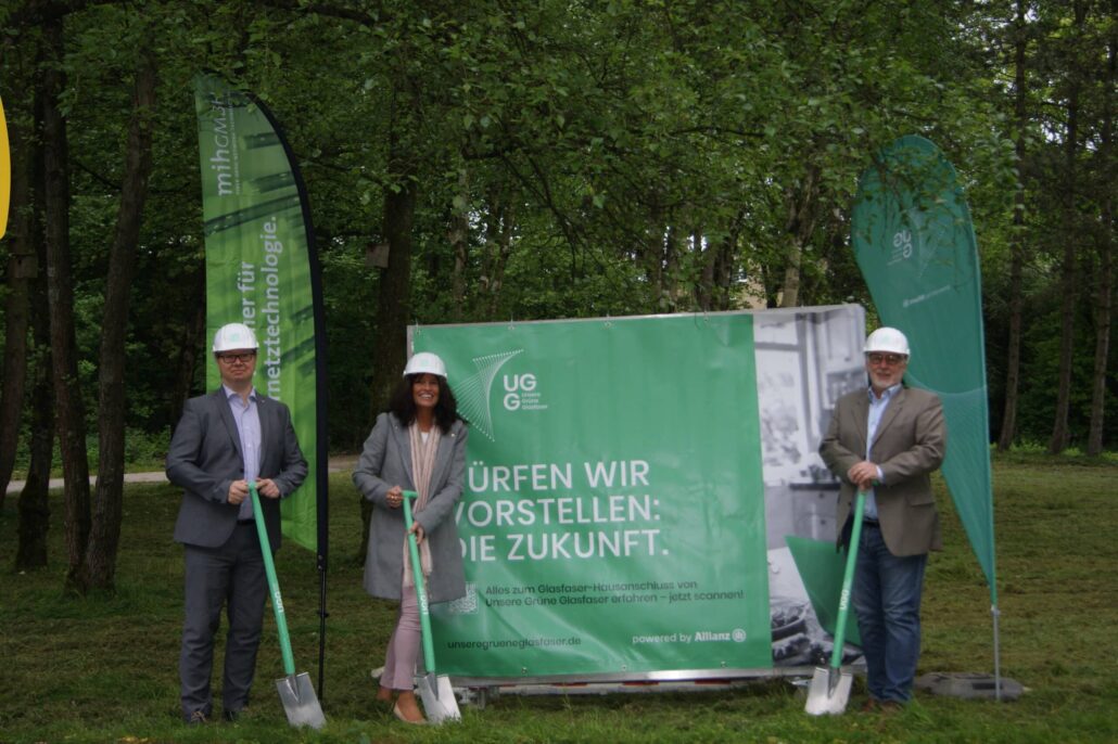 Feierliche Grundsteinlegung für den Glasfaserausbau von Unsere Grüne Glasfaser mit engagierten Partnern im Grünen.