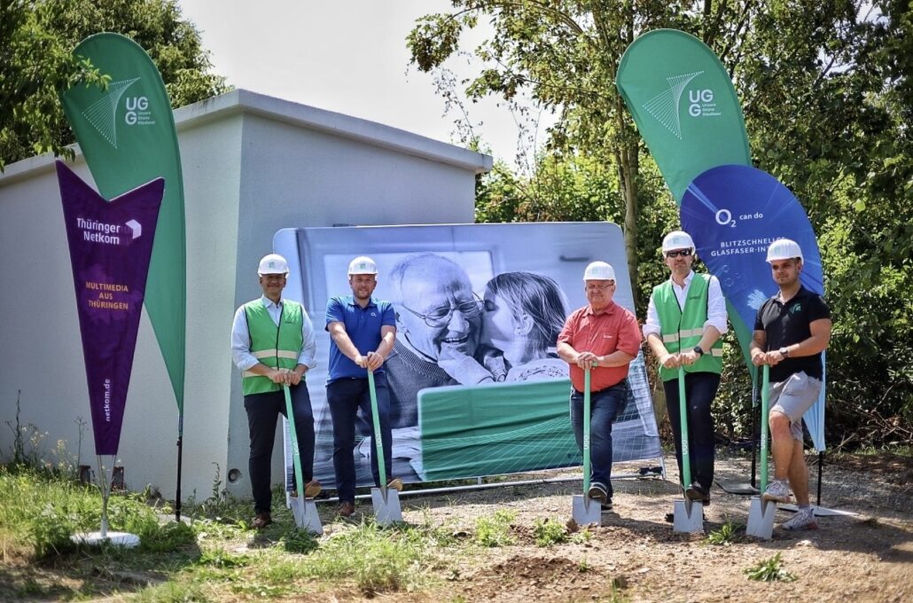 Spatenstich für den Glasfaserausbau in Thüringen mit Vertretern von Unsere Grüne Glasfaser und Thüringer Netkom.