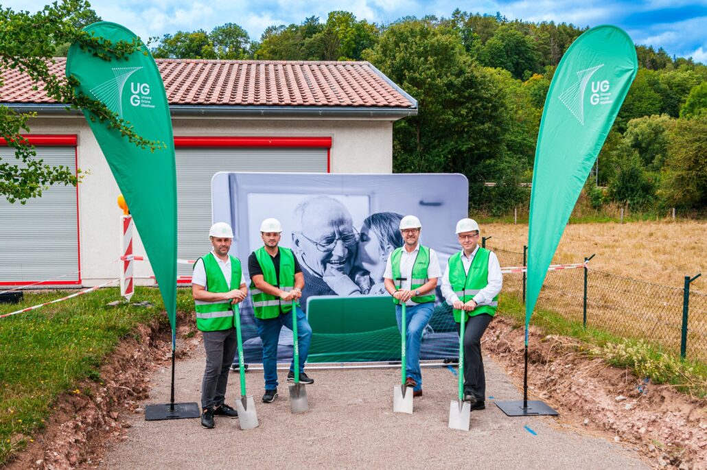 Mitarbeiter von Unsere Grüne Glasfaser bei der Grundsteinlegung für den Ausbau der Glasfaserinfrastruktur in der Region.