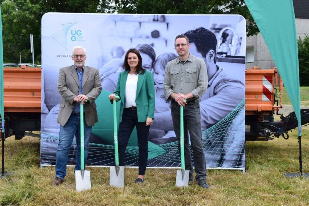 Spatenstich für den Ausbau von Glasfaseranschlüssen durch Unsere Grüne Glasfaser mit engagierten Vertretern der Gemeinde.