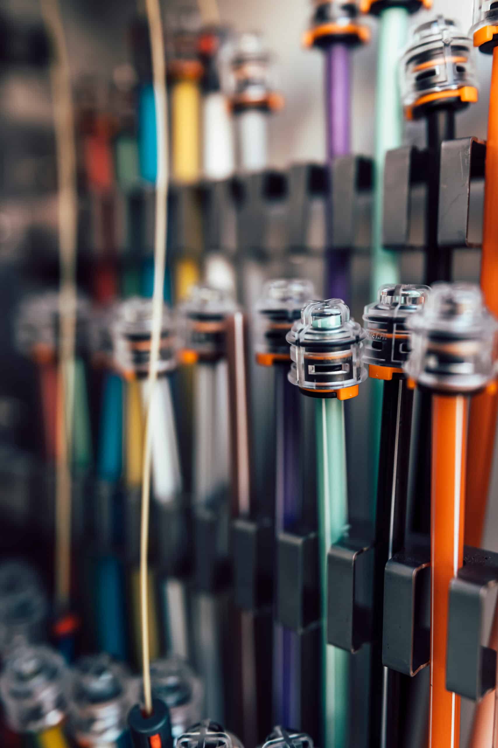 Bunte Glasfaserkabel in einem Verteilerschrank von Unsere Grüne Glasfaser für schnelle Internetverbindungen.