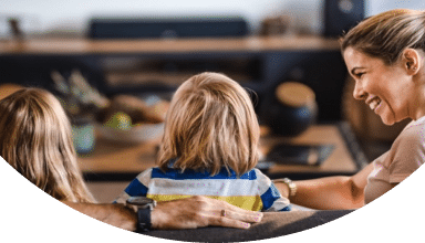 Familie genießt gemeinsame Zeit zu Hause, unterstützt durch die schnelle Internetverbindung von Unsere Grüne Glasfaser.