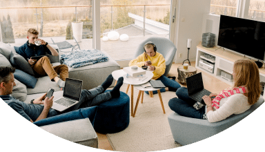 Familie nutzt hochwertige Internetverbindung von Unsere Grüne Glasfaser für Homeoffice und Freizeitaktivitäten.