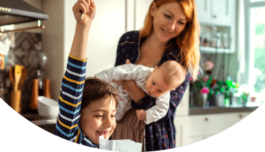 Familie genießt Zeit miteinander in der Küche, während sie sich über schnelle Internetverbindungen von Unsere Grüne Glasfaser freut.