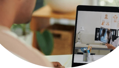 Person arbeitet am Laptop und betrachtet digitale Inhalte, unterstützt durch unsere schnelle Glasfaserverbindung.