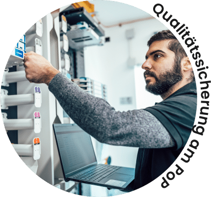 Techniker überprüft die Qualität der Glasfaserverbindungen am POP von Unsere Grüne Glasfaser für optimale Netzleistung.