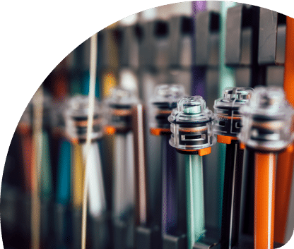 Farbenfrohe Glasfaserleitungen, die die hohe Geschwindigkeit und Zuverlässigkeit von Unsere Grüne Glasfaser symbolisieren.