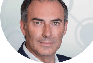 Professionelles Porträt eines Mitarbeiters von Unsere Grüne Glasfaser, der für digitale Lösungen und Kundenservice steht.