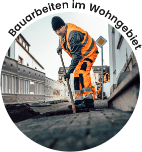 Bauarbeiten zur Verlegung von Glasfaser im Wohngebiet für schnellere Internetverbindungen von Unsere Grüne Glasfaser.