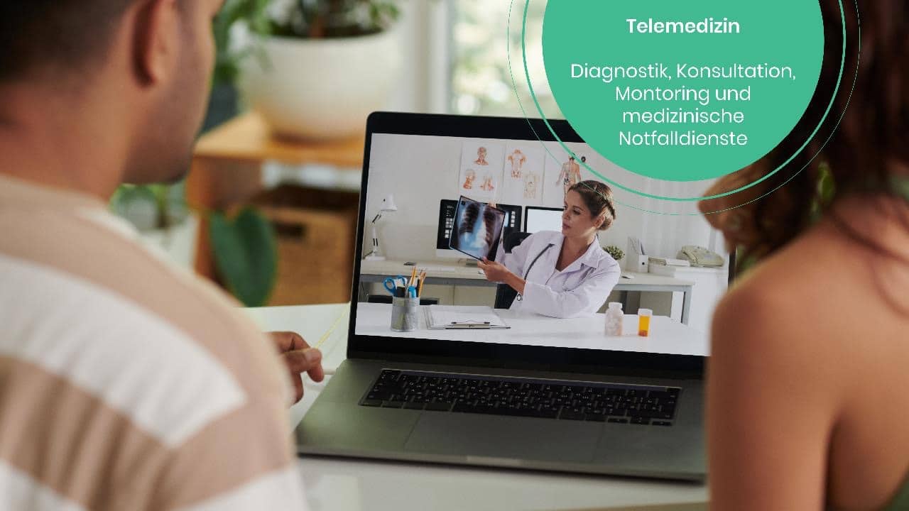Telemedizin-Session: Arzt erklärt Diagnosen über Videokonferenz, unterstützt durch schnelle Glasfaserverbindungen.