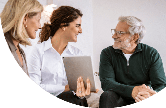 Beratungsgespräch über digitale Lösungen mit freundlichen Beratern von Unsere Grüne Glasfaser in modernem Ambiente.