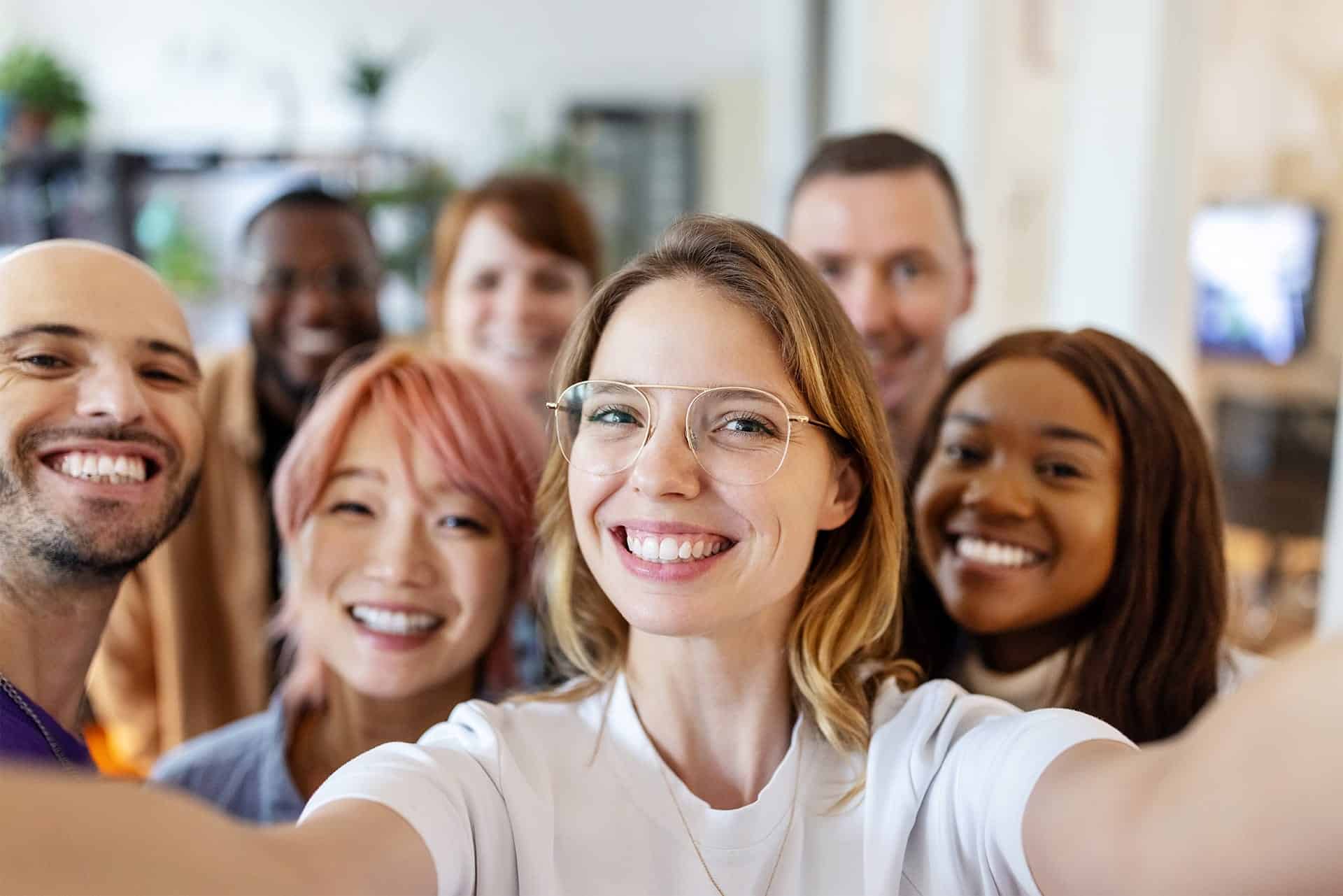 Team von Unsere Grüne Glasfaser lächelt in die Kamera, symbolisiert Zusammenarbeit und Innovation im Glasfaserausbau.