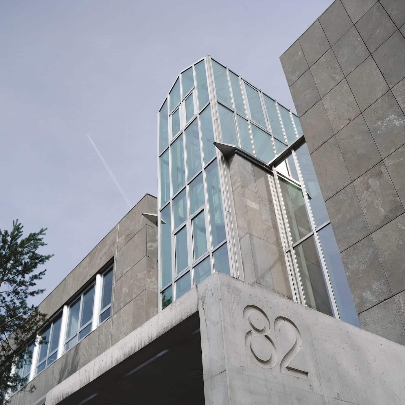 Modernes Gebäude mit Glasfassade und Betonakzenten, Standort von Unsere Grüne Glasfaser, für innovative Internetlösungen.