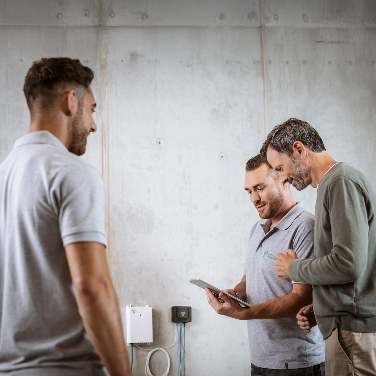 Techniker von Unsere Grüne Glasfaser beraten Kunden zur Installation und Nutzung von Glasfaseranschlüssen.