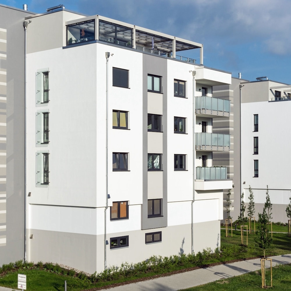 Moderne Wohnanlage mit Glasfaseranschluss für schnelle Internetverbindungen in grüner Umgebung.