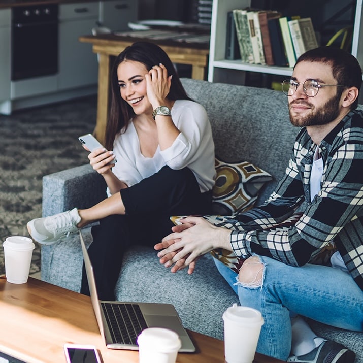 Junge Leute nutzen schnelle Internetverbindungen für Unterhaltung und Kommunikation in einem modernen Wohnraum.