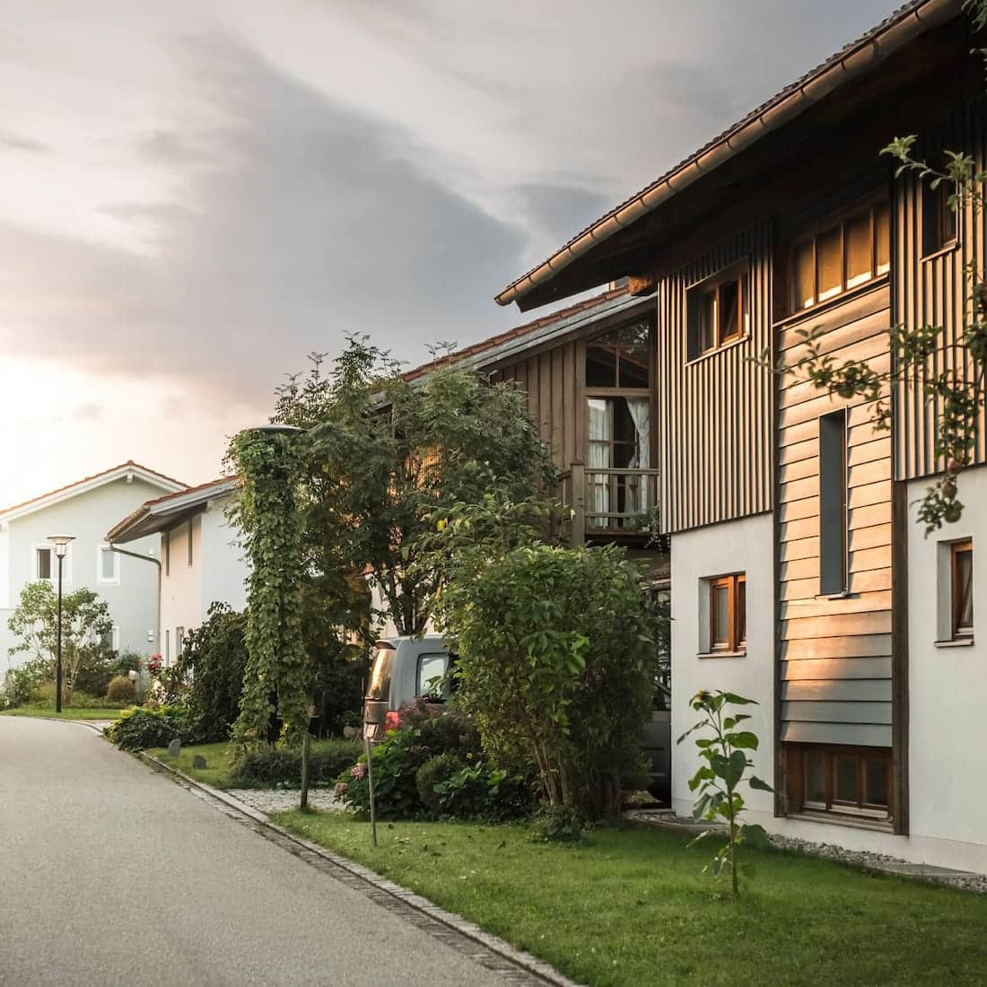 Moderne Wohnsiedlung mit nachhaltigen Häusern und grüner Umgebung, ideal für Glasfaseranschlüsse von Unsere Grüne Glasfaser.