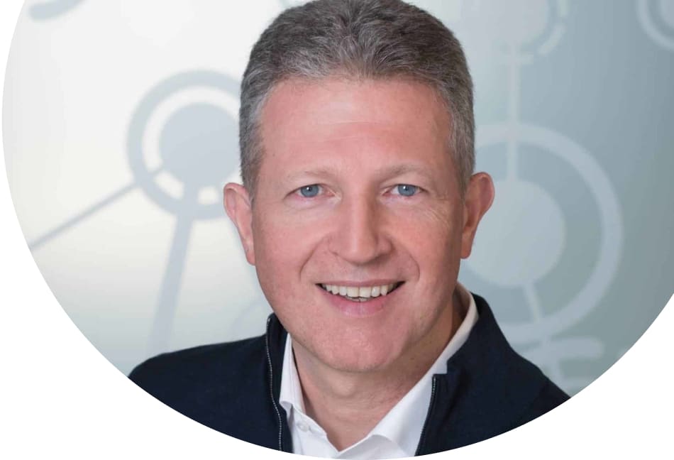 Porträt eines Mitarbeiters von Unsere Grüne Glasfaser, der für innovative Glasfaserlösungen steht.