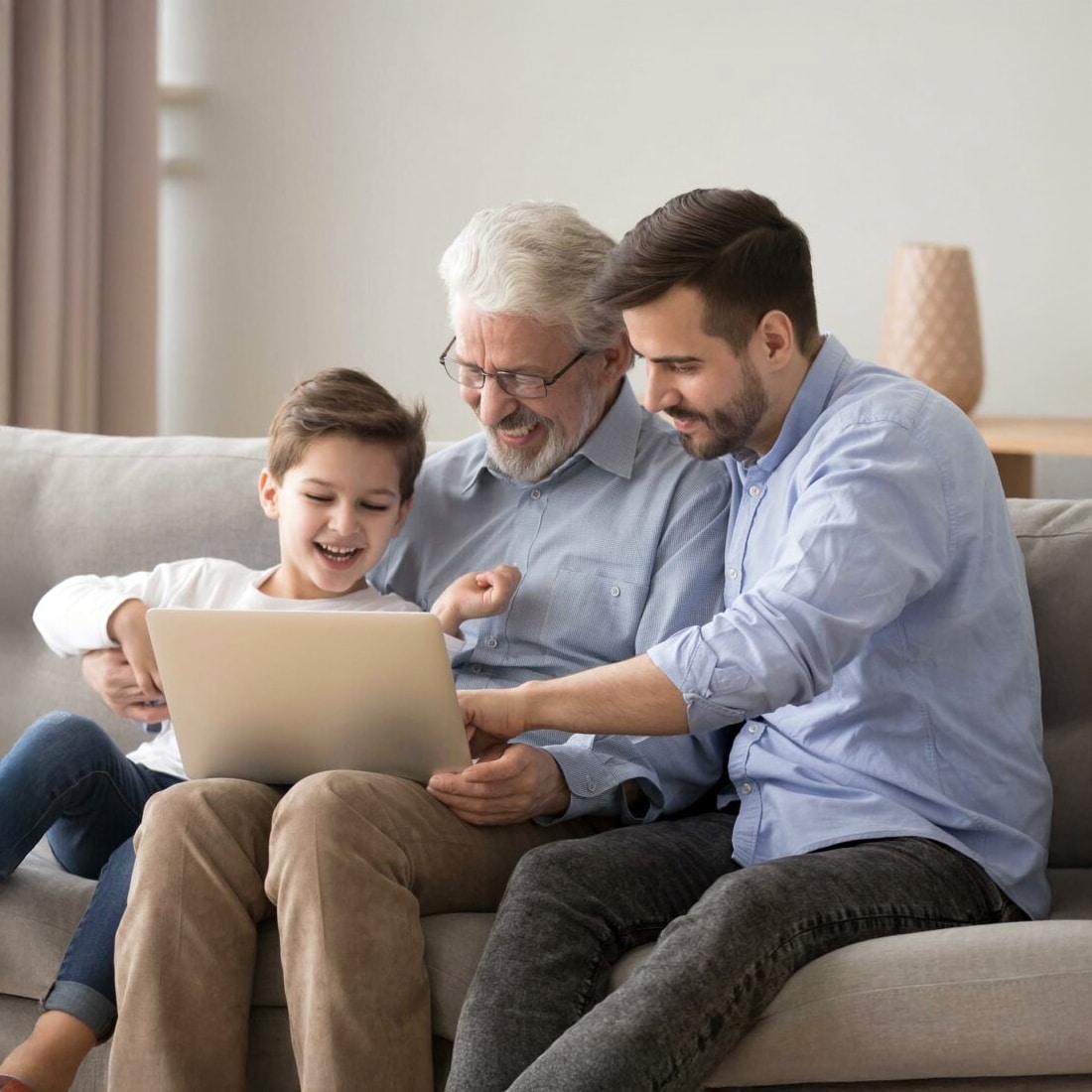 Familienzeit mit schneller Internetverbindung von Unsere Grüne Glasfaser – gemeinsam am Laptop lachen und lernen.