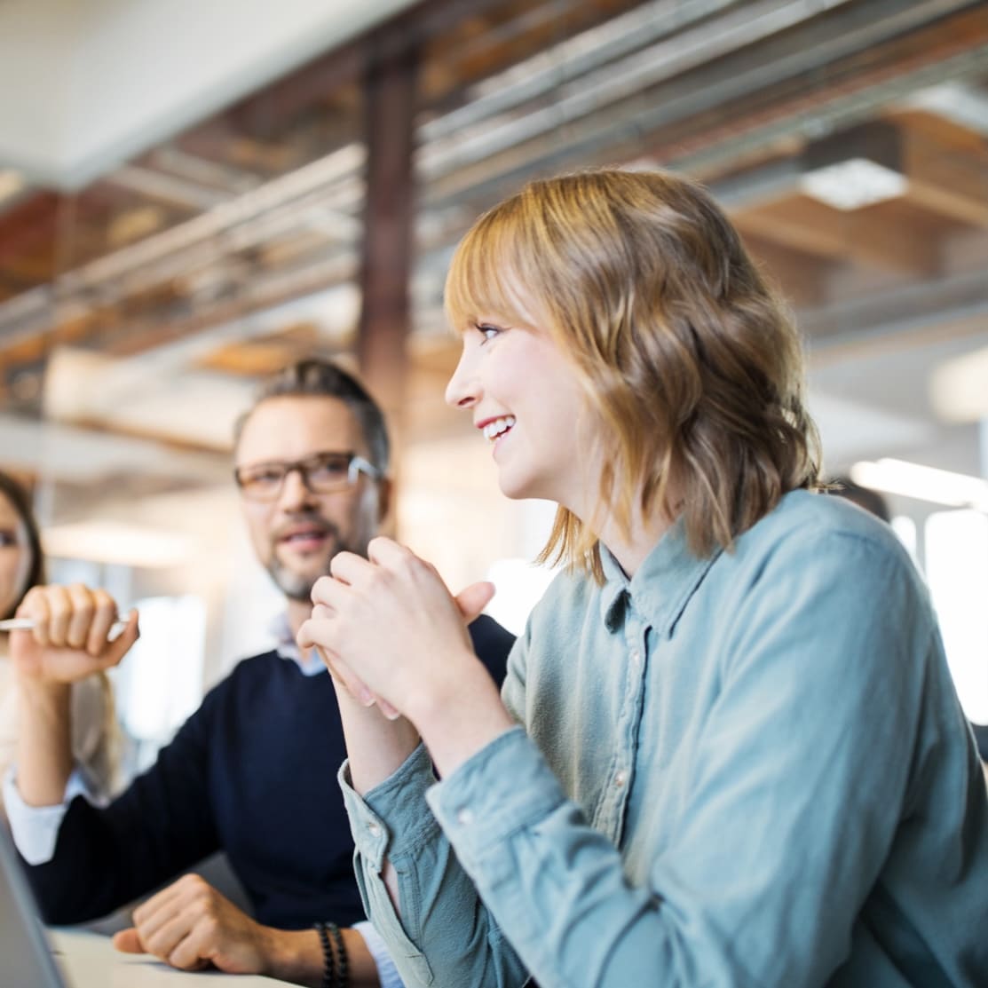 Teammeeting bei Unsere Grüne Glasfaser: Engagierte Diskussion über nachhaltige Internetlösungen und digitale Zukunft.