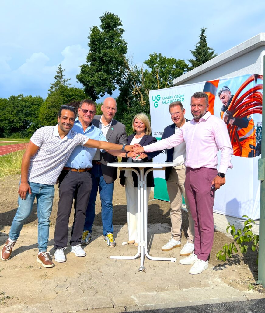 Vertreter von Unsere Grüne Glasfaser bei der Vertragsunterzeichnung für den Ausbau schneller Internetverbindungen in der Region.