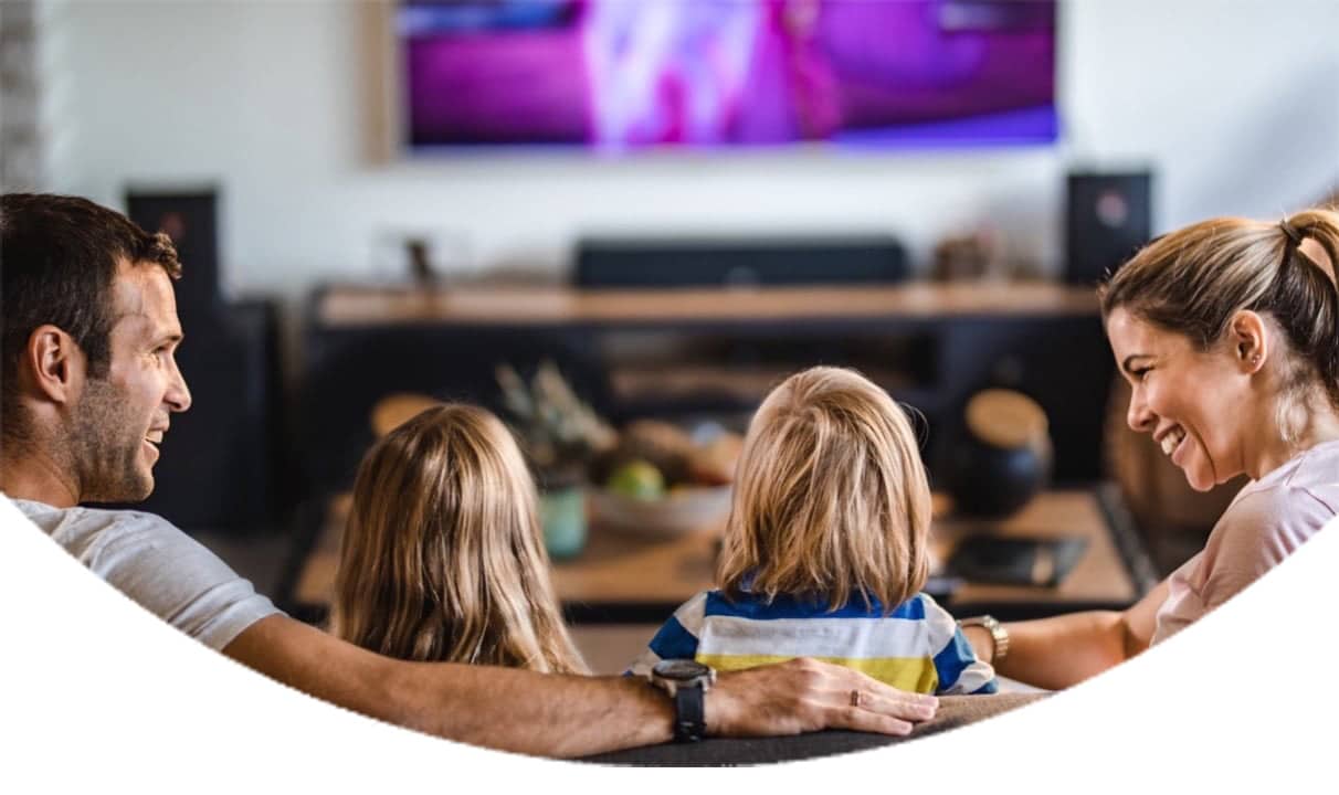 Familie genießt gemeinsam einen Abend mit hochwertigem Streaming über unsere Glasfaser-Internetverbindung.