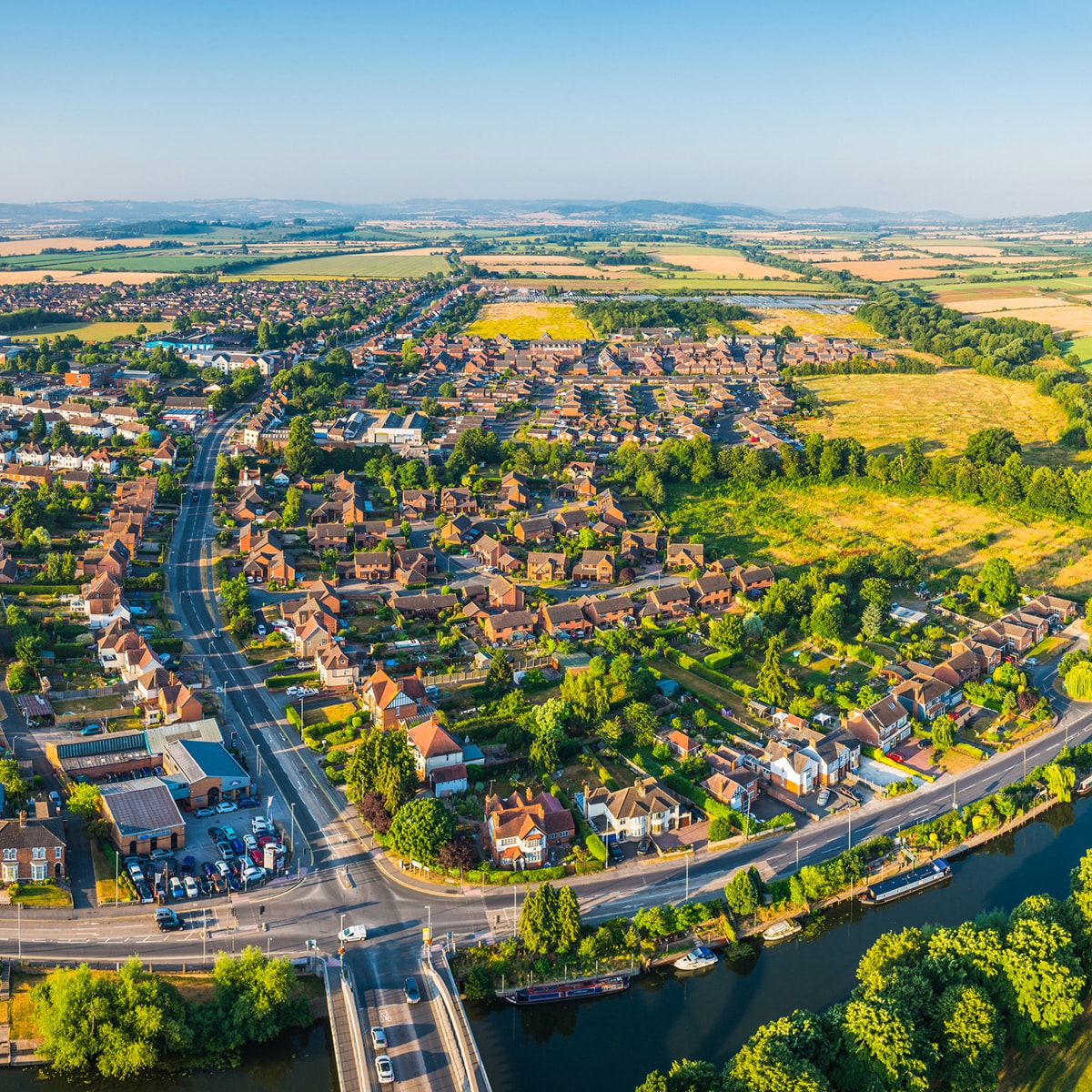 Luftaufnahme einer ländlichen Gemeinde mit nachhaltiger Entwicklung und Glasfaseranbindung für modernes Internet.
