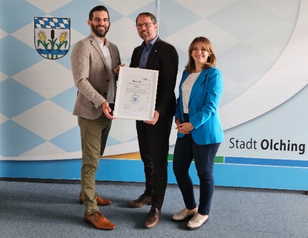 Vertreter von "Unsere Grüne Glasfaser" erhalten eine Auszeichnung in Olching für ihren Beitrag zur digitalen Infrastruktur.