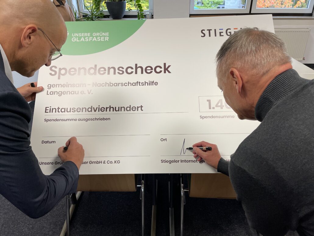 Mitglieder von Unsere Grüne Glasfaser übergeben einen Spendenscheck an die Nachbarschaftshilfe Langenau e.V. zur Unterstützung.