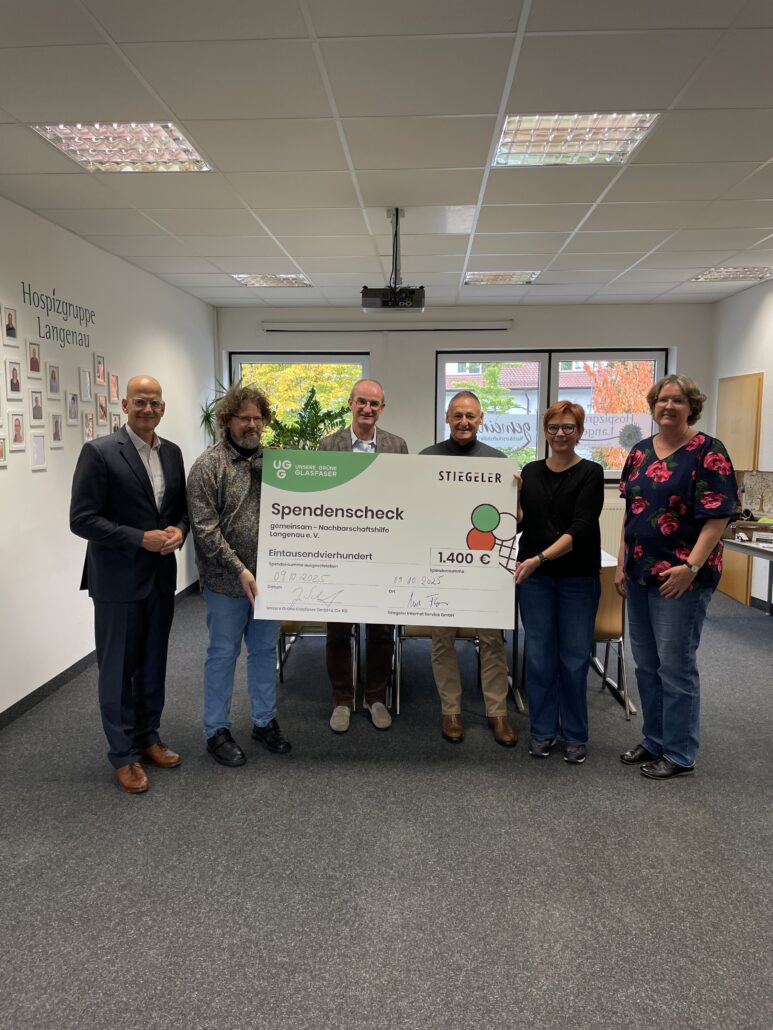 Spendenübergabe von Unsere Grüne Glasfaser: 1.400 Euro für die Hospizgruppe Langenau zur Unterstützung ihrer wichtigen Arbeit.
